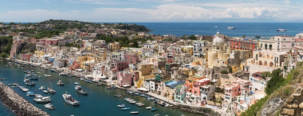 Procida, l’isola che si difese costruendo cortili