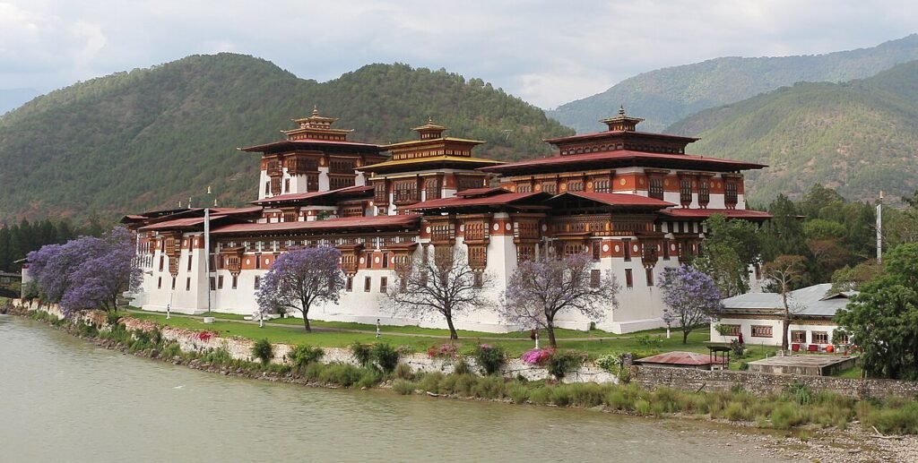 Bhutan, il documentario che misura la felicità e ne mostra i limiti
