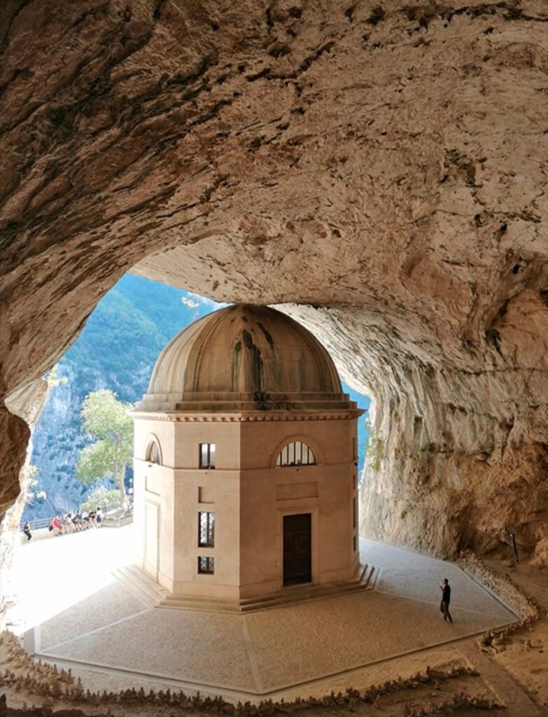Eremi e abbazie nella roccia: le Marche di Romualdo e Silvestro