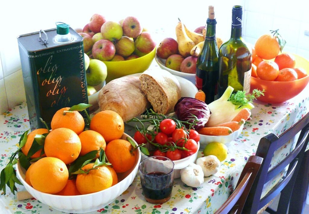 Mangiare per invecchiare bene: dieta mediterranea, muscoli e i rischi del troppo e del troppo poco