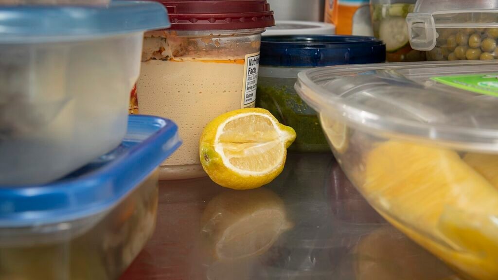 Aperto il barattolo, la scadenza cambia: come leggere la shelf life secondaria