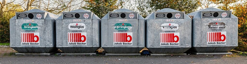 Non tutto ciò che è trasparente va nel vetro: gli errori che rovinano il riciclo