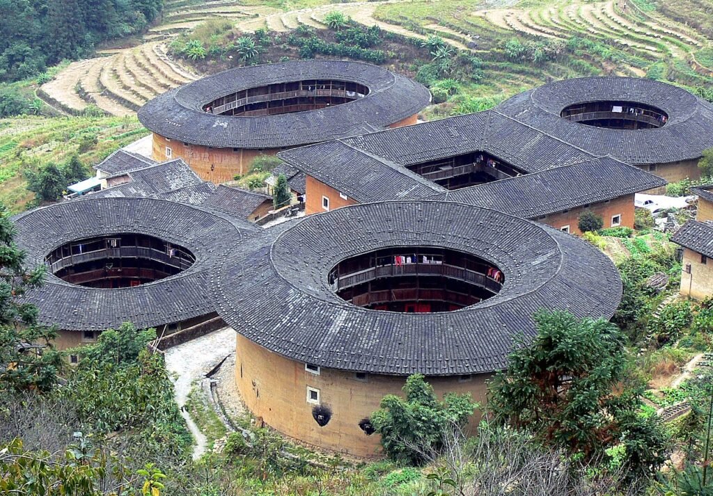 Aperti verso il cielo: quattro architetti cinesi a Roma tra tulou, hutong e premi Pritzker