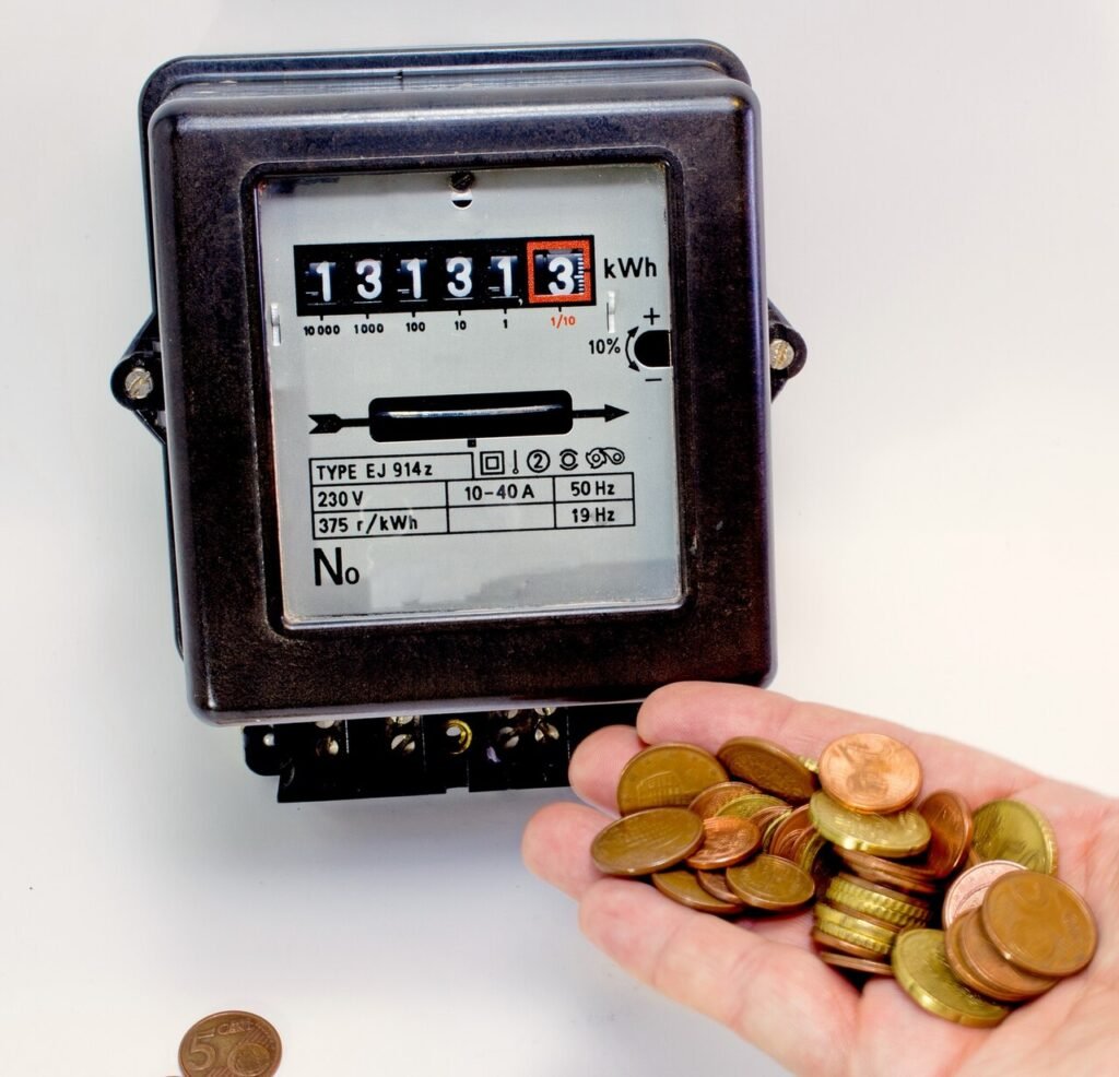 Bollette elettriche +37,3% per i clienti vulnerabili: chi riguarda e cosa si può fare