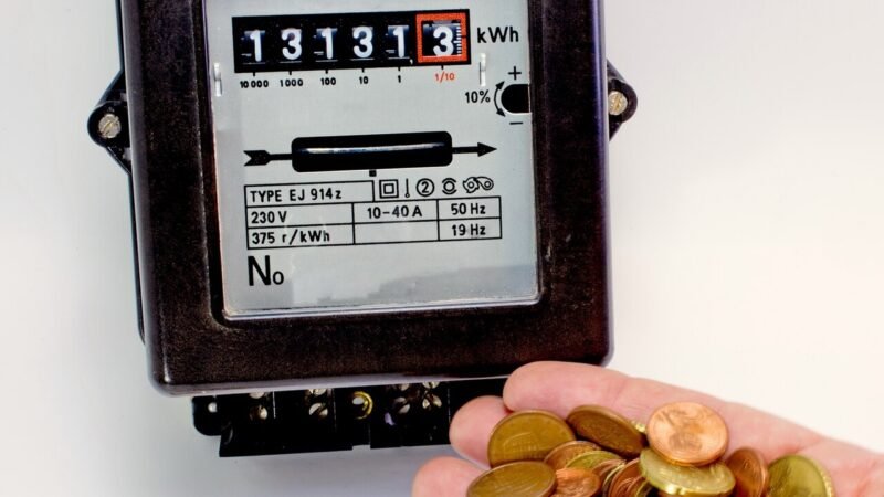 Bollette elettriche +37,3% per i clienti vulnerabili: chi riguarda e cosa si può fare