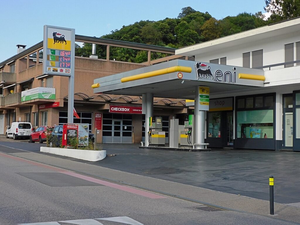 Distributori a secco al Sud, blocchi dei camionisti: il governo convoca l’autotrasporto
