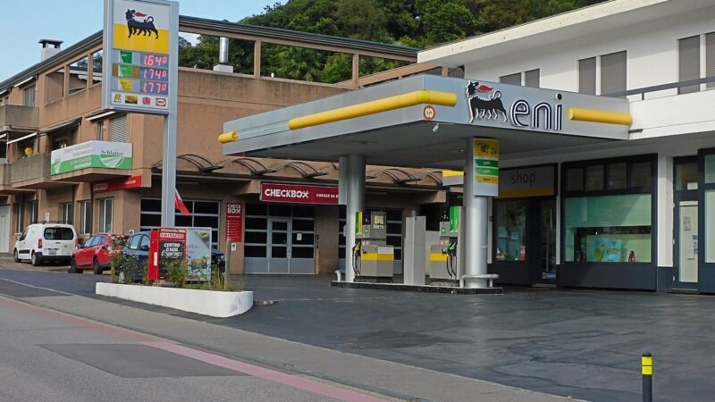 Distributori a secco al Sud, blocchi dei camionisti: il governo convoca l’autotrasporto