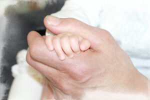 Caregiver familiari, la Camera approva la legge: 400 euro al mese per chi assiste un familiare