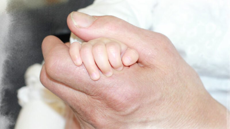 Caregiver familiari, la Camera approva la legge: 400 euro al mese per chi assiste un familiare
