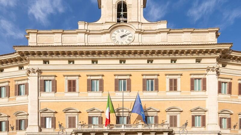 Meloni contro l’intesa Trump-Putin sul gasolio: «Una scelta molto rischiosa»