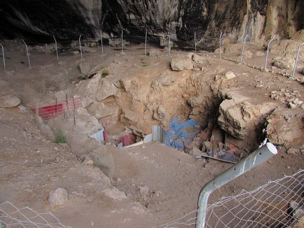 Un Neanderthal ucciso da una lancia di legno 75mila anni fa: il foro nella scapola racconta un’aggressione