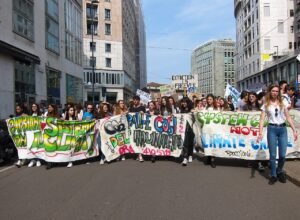 Fridays for Future di nuovo in piazza: «Questo clima non è vita»