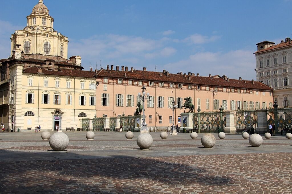 Studenti in piazza in decine di città. Tensioni a Torino, petardi davanti al ministero a Roma