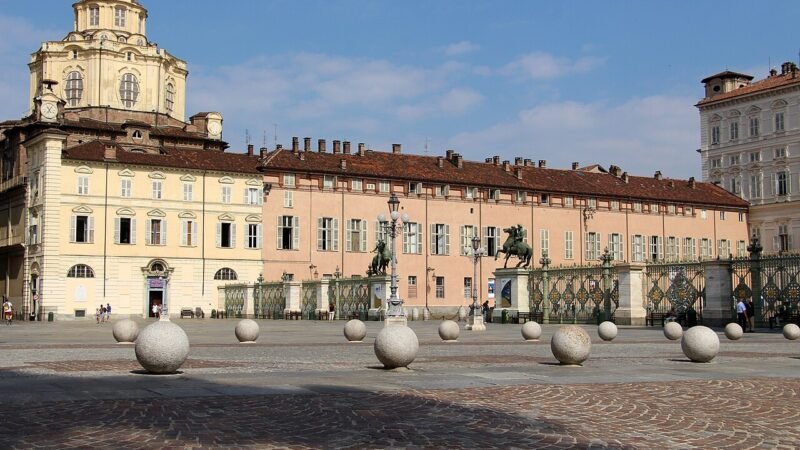 Studenti in piazza in decine di città. Tensioni a Torino, petardi davanti al ministero a Roma