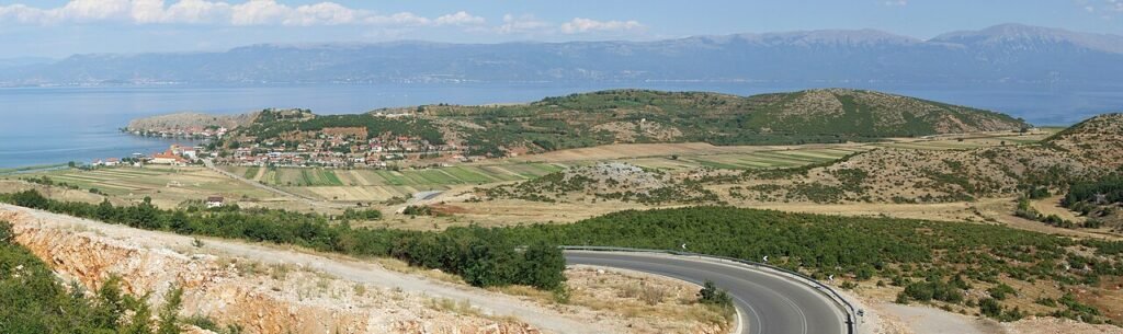 Elmo, scudo e una lamina d’oro sul volto: la tomba di un guerriero arcaico vicino al lago di Ohrid