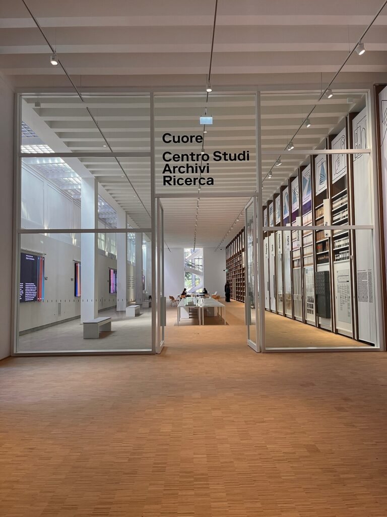Lucio Fontana oltre la tela: gli ambienti spaziali ricostruiti, dalla luce nera al neon della Triennale