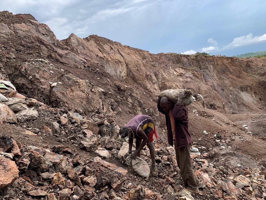 Transizione verde, prezzo nascosto: chi sono gli «sfollati minerari» dell’Africa