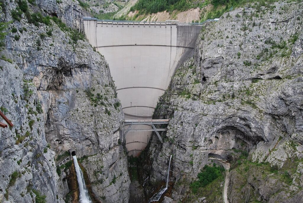 Vajont, 63 anni dopo: la frana era fatta di due blocchi diversi. Il nuovo studio sull’onda