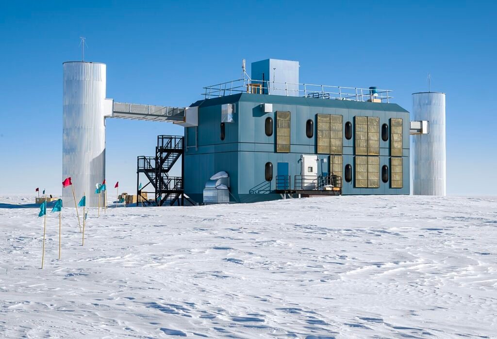 Un chilometro cubo di ghiaccio per catturare i neutrini: come è stato costruito IceCube