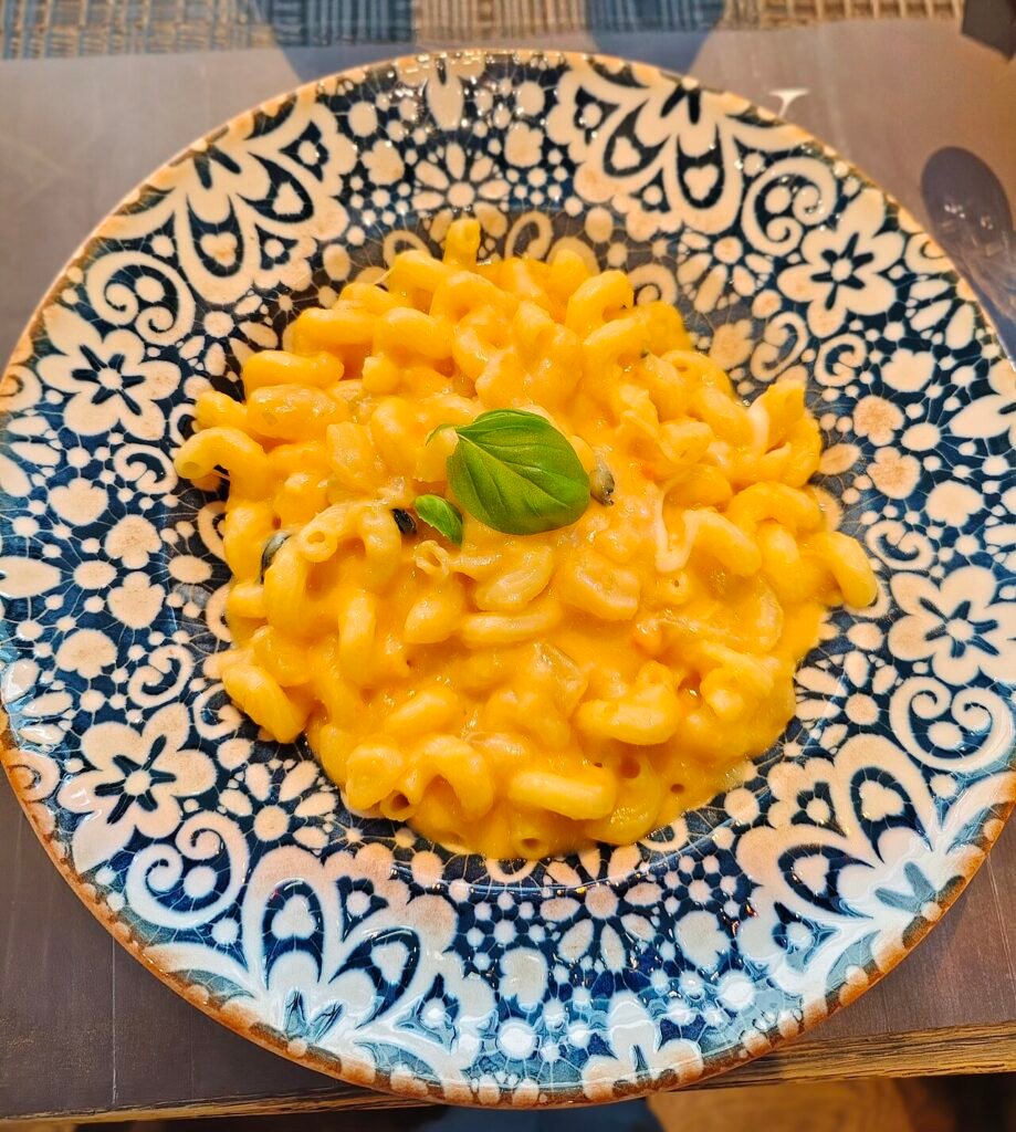 Pasta e patate, il segreto della cremosità: patate sfatte, poca acqua e un occhio alla pentola