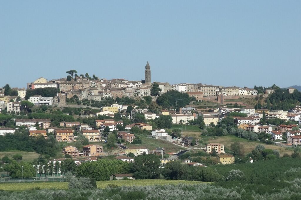 Peccioli, il borgo-museo cresce ancora: il MACCA supera le 70 opere all’aperto