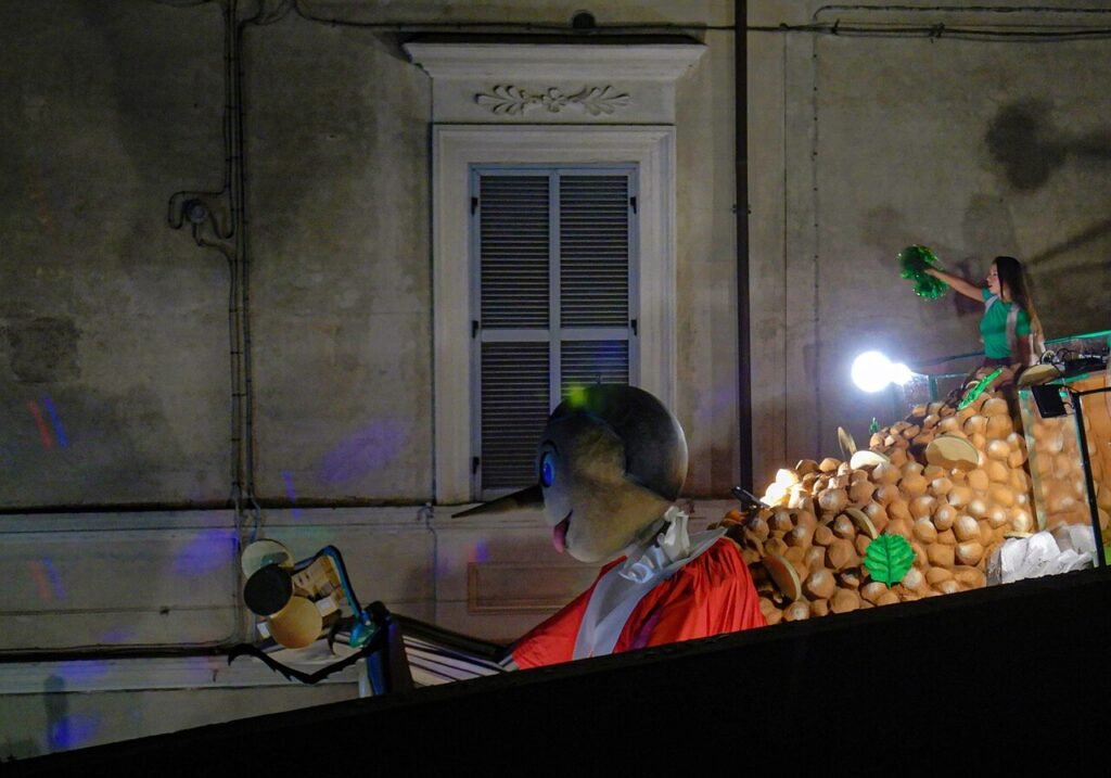 Pinocchio in scena con la Scuola Elementare del Teatro: tre anni di fotografie diventano un libro