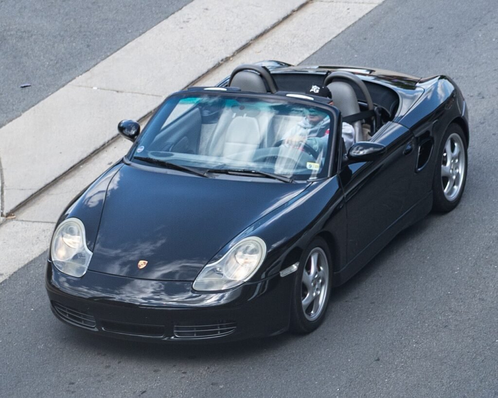 Porsche, addio al boxer: le nuove Boxster e Cayman dal 2028 saranno solo elettriche