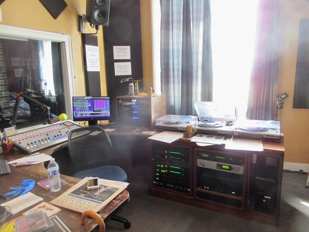 I social superano i siti d’informazione, ma la radio resiste: i numeri del 2026