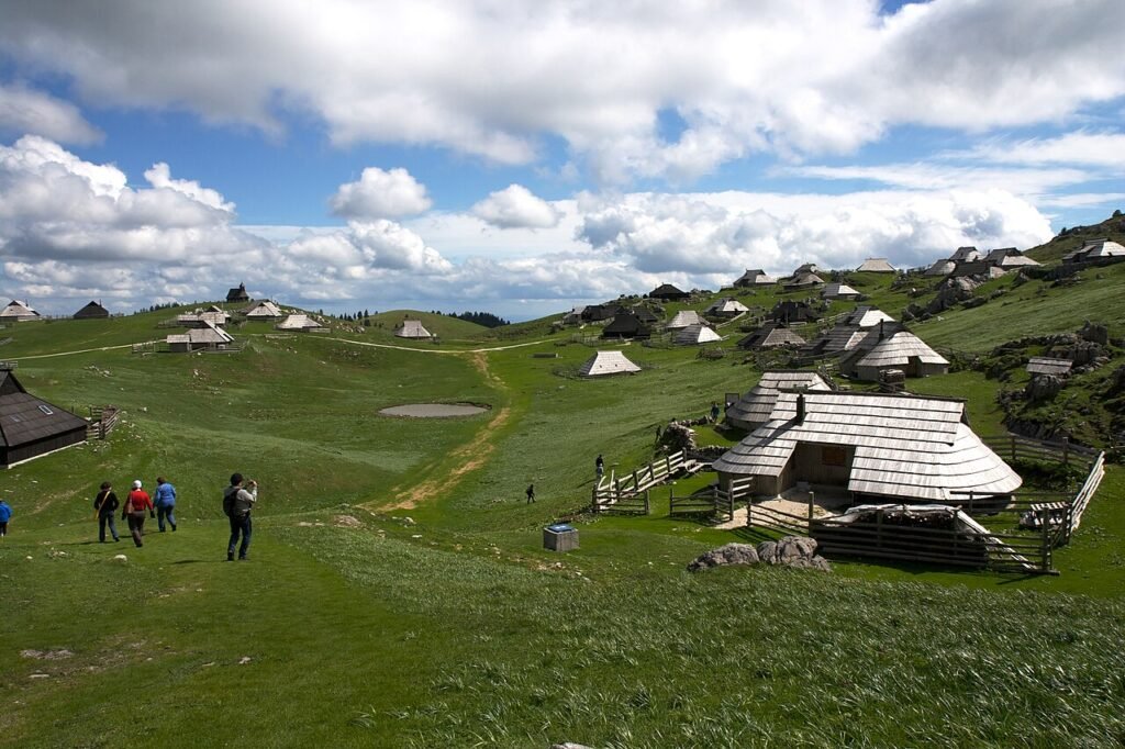 Velika Planina, il villaggio dei pastori sloveni con i tetti che toccano terra