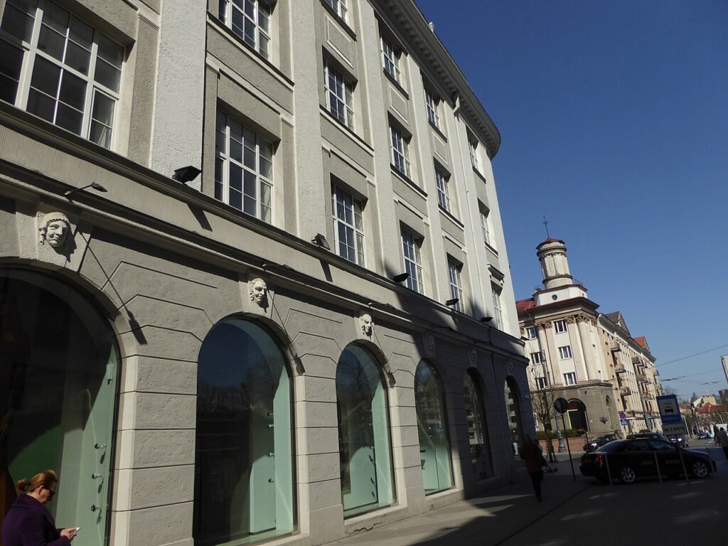 Da Guadagnino a Galliano: la strategia di Zara per vendere anche visioni d’autore